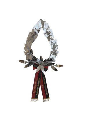Couronne de section en laurier entièrement en argent, avec touffe et rosettes